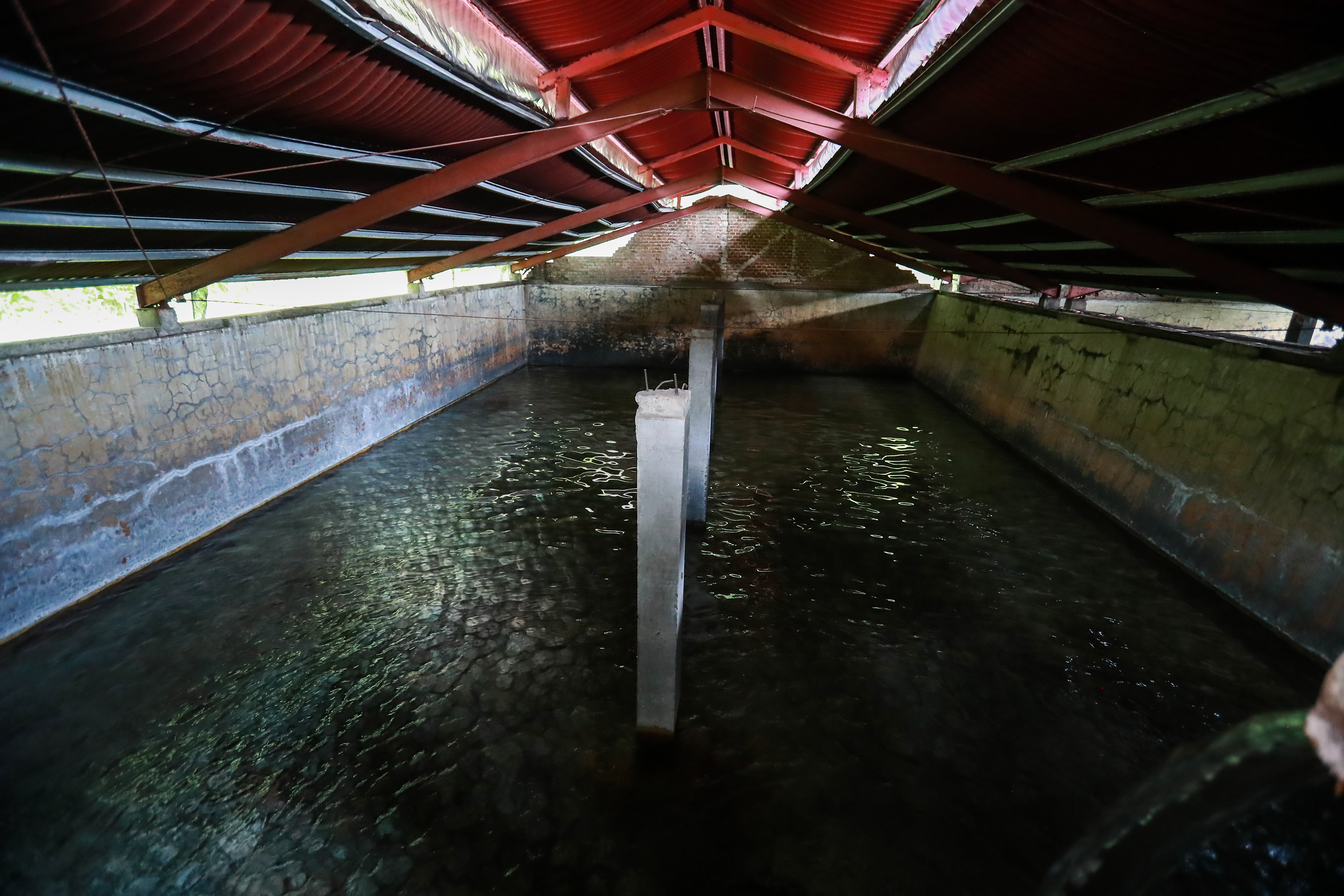 Depósito de agua en Amatitlán, donde fue localizado el cadáver de un hombre. (Foto Prensa Libre:  Juan Diego González)