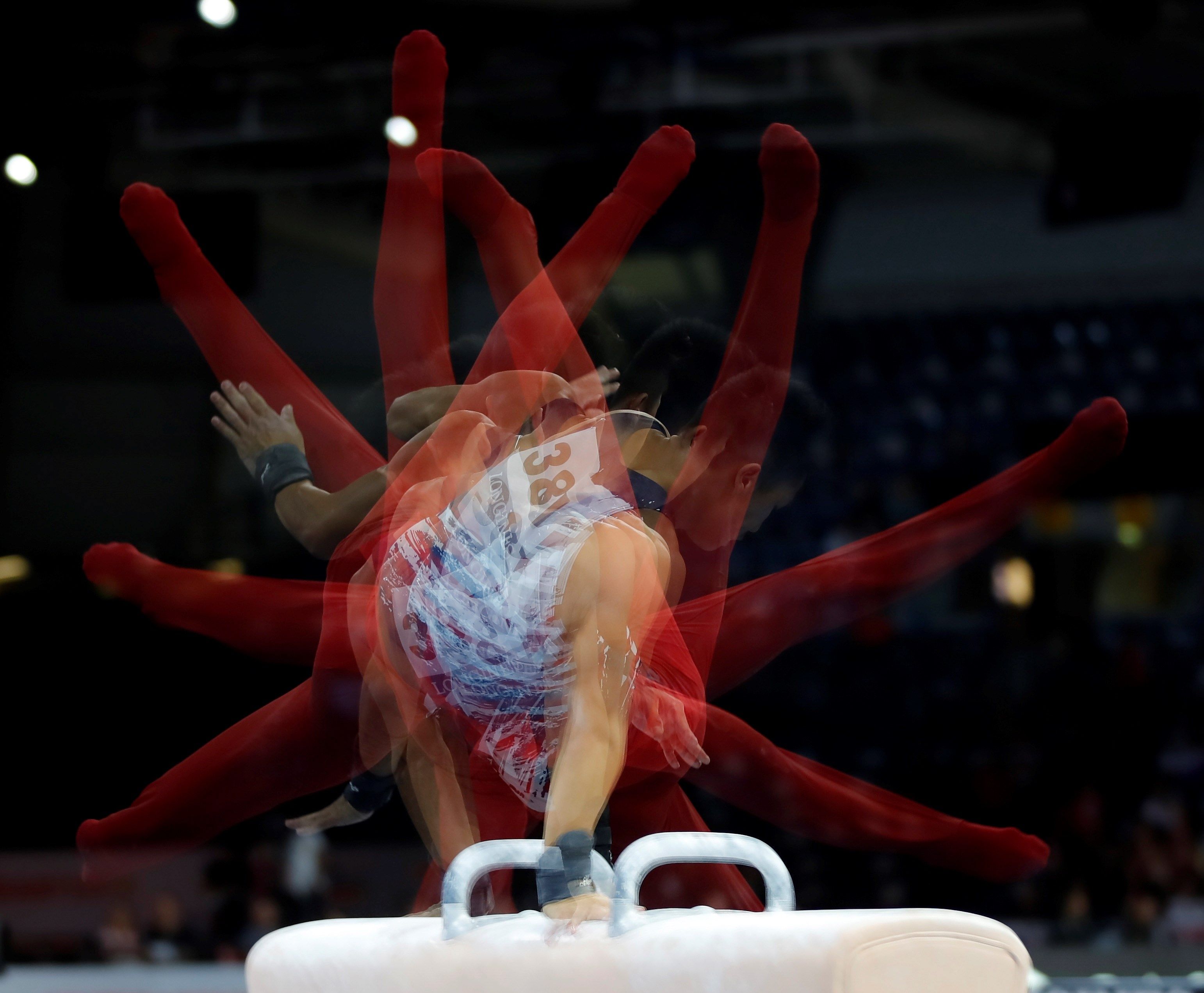 El Campeonato Mundial de Gimnasia Artística de Stuttgart, Alemania, contó con el talento de los atletas. (Foto Prensa Libre: EFE)