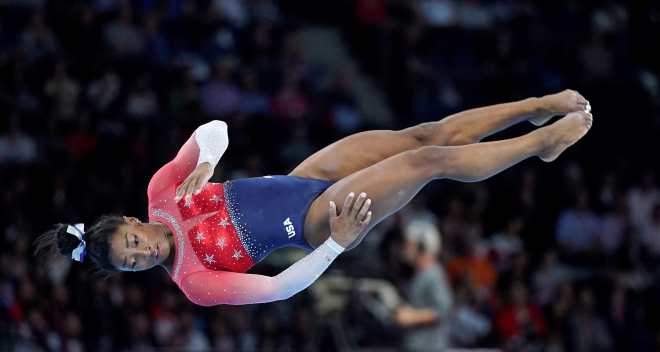 La estadounidense Simone Biles destacó durante la final en categorías equipos. (Foto Prensa Libre: EFE)