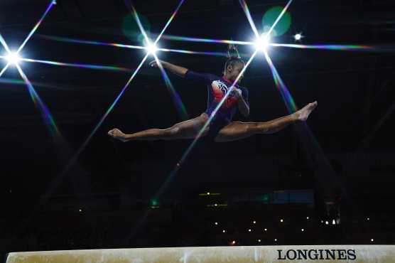 La francesa Melanie De Jesus Dos Santos durante la final de equipos  en la barra de equilibrio. (Foto Prensa Libre: AFP)