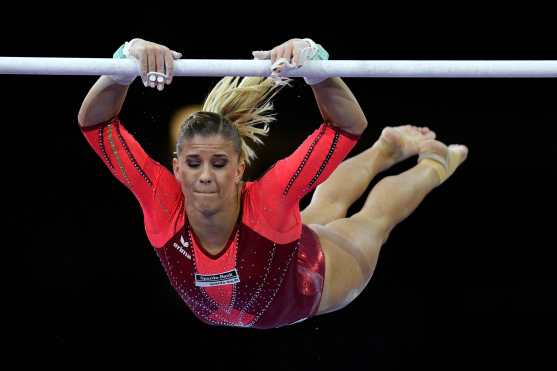 Elisabeth Seitz también llegó a final de barras. (Foto Prensa Libre: AFP)