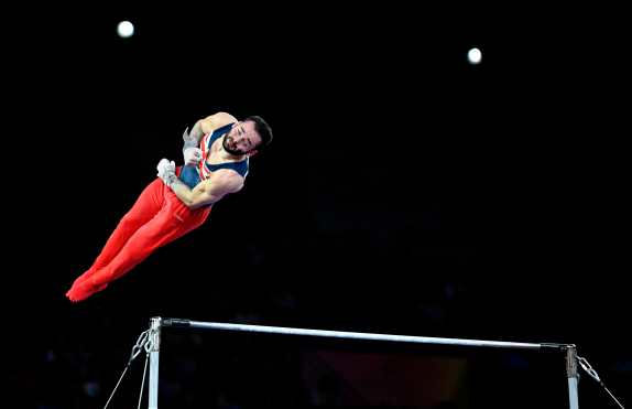 En la final del equipos masculinos, James Hall, de Gran Bretaña, sorprendió en la barra horizontal.  (Foto Prensa Libre: AFP)