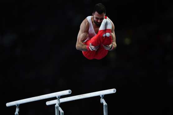 El suizo Oliver Hegi representó a su equipo en las barras paralelas durante la final masculina.  (Foto Prensa Libre: AFP)