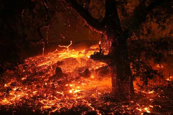 Las brasas soplan en el viento cuando el Fuego arde en Geyserville, California. (Foto Prensa Libre: AFP)