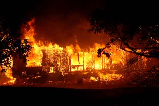 El devastador fuego en el norte de California se extiende de manera rápida.  (Foto Prensa Libre: AFP) 