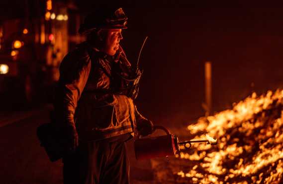 Un bombero evalúa el sector y apoya para detener el fuego. (Foto Prensa Libre: AFP)