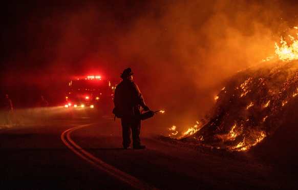 Desde que se generó el incendio, bomberos intentan apagarlo. (Foto Prensa Libre: AFP)