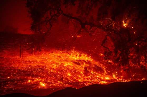 El incendio estalló el mismo día en que la empresa de servicios públicos más grande de California comenzó otra ronda de cortes de energía intencionales para evitar riesgos mayores. (Foto Prensa Libre: AFP)