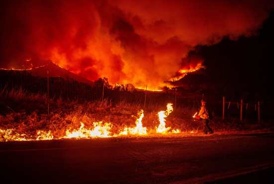 El fuego se expande y el condado de Sonoma emitió órdenes de evacuación obligatorias para todos los residentes de Geyserville. (Foto Prensa Libre: AFP)