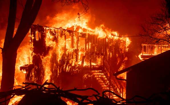 Más de 500 hogares fueron afectados por el incendio. (Foto Prensa Libre: AFP)