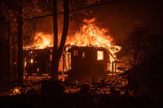 Una casa está envuelta en llamas cuando el viento y las brasas arrasan el área durante el incendio de Kincade cerca de Geyserville, California. (Foto Prensa Libre: AFP)