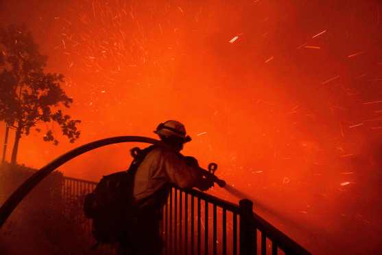 Los bomberos de Texas luchan contra las llamas del incendio de Saddlebridge en Sylmar, California, EE. UU. (Foto Prensa Libre: EFE)