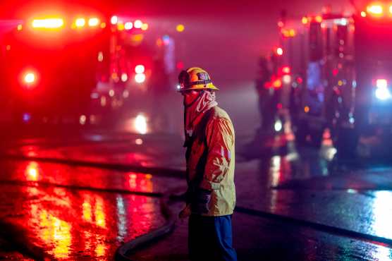 Los bomberos trabajan para salvar hogares en la sección Porter Ranch de Los Ángeles, California. (Foto Prensa Libre: AFP)