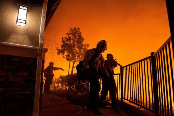 Miles de viviendas han sido evacuadas en California por el peligro de unos incendios que han destruido ya varias casas. (Foto Prensa Libre: EFE)