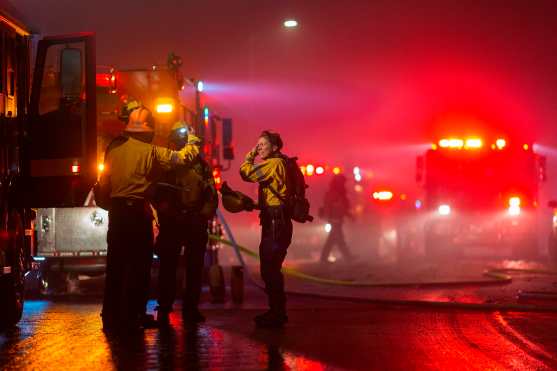Los bomberos controlan incendio que se desató dos días después de que las compañías eléctricas de California cortaran por primera vez el servicio a más millón de clientes. (Foto Prensa Libre: AFP)