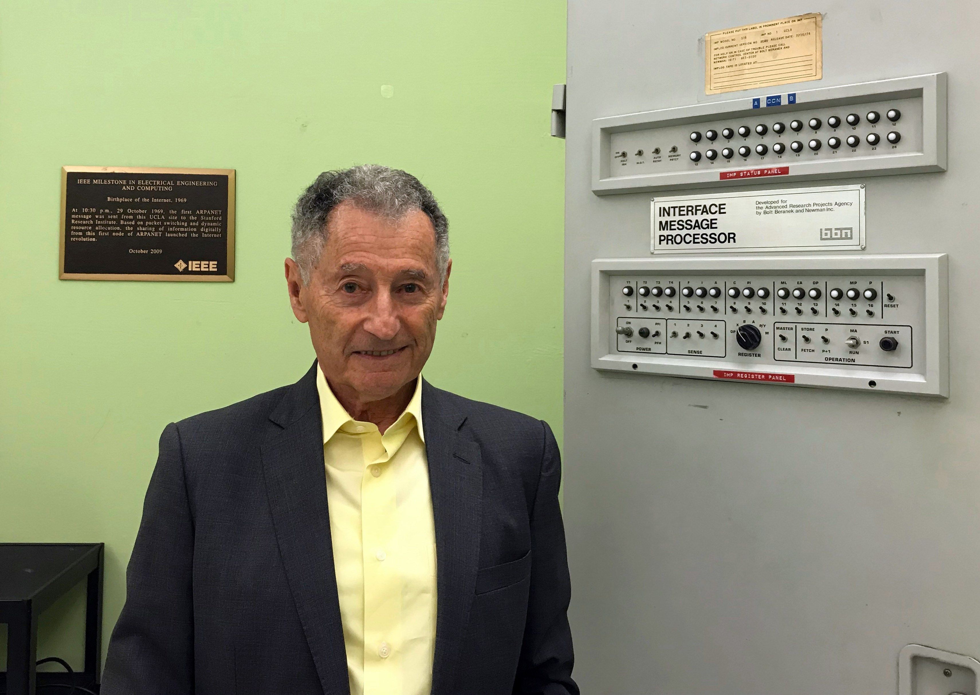 Leonard Kleinrock posa junto al Interface Message Processor (IMP), la máquina que hace 50 años permitió lograr el envío del primer mensaje vía red. (Foto Prensa Libre: EFE)
