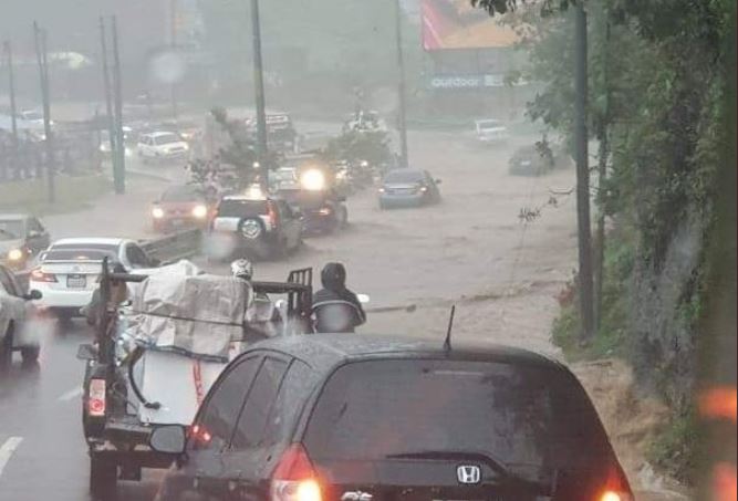 Para subir a San Lucas se desbordó un río al finalizar la Roosevelt, antes de llegar a Mixco donde varios carros quedaron descompuestos. (Foto Prensa Libre: Cruz Roja Guatemalteca)