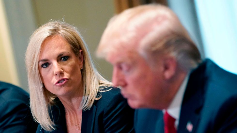 Investigación revela que Kirstjen Nielsen, exsecretaria de Seguridad Nacional, fue una piedra en el zapato para los planes de Donald Trump. (Foto: AFP)