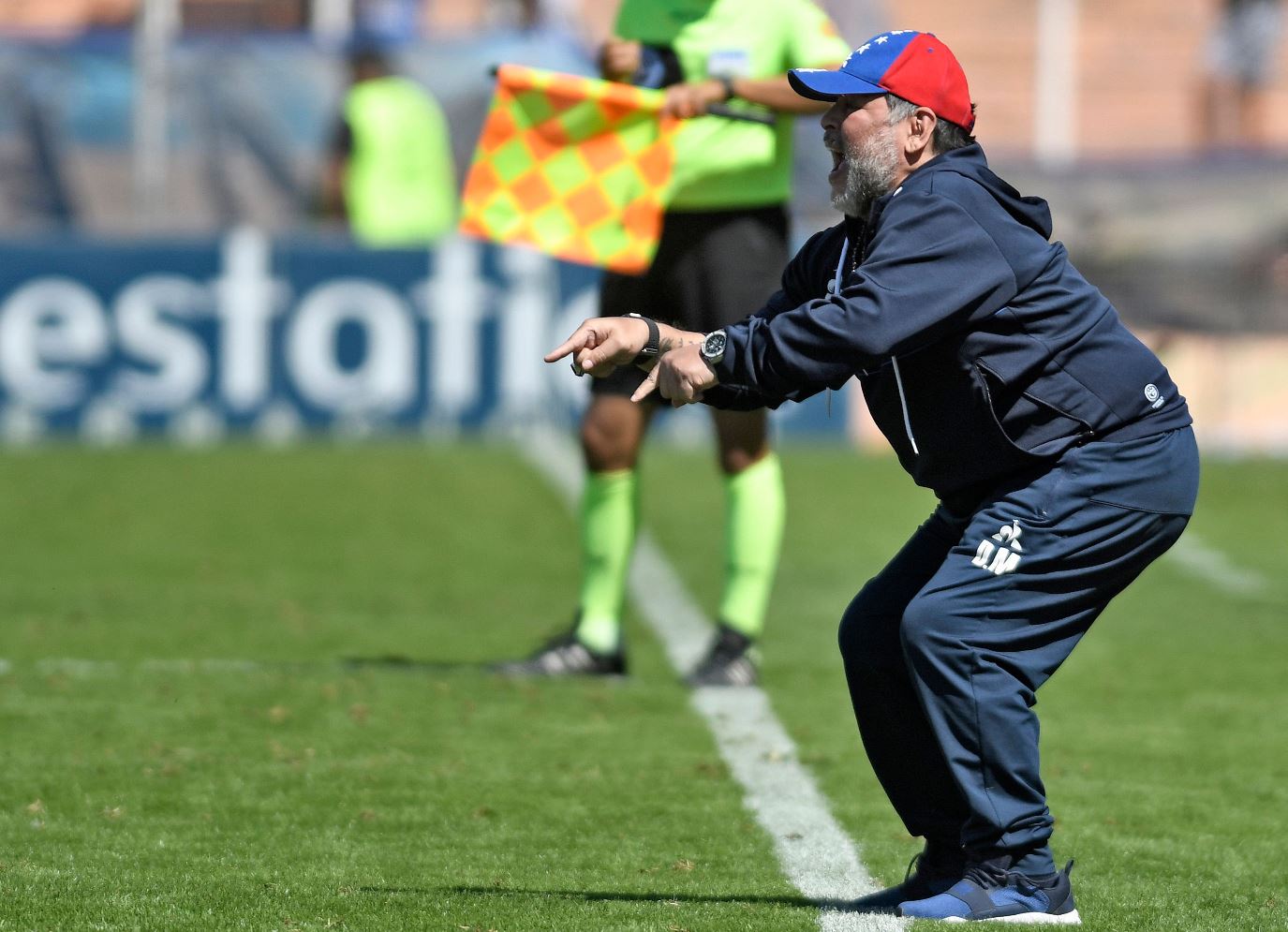 Diego Armando Maradona logró la primera victoria al mando de Gimnasia y Esgrima La Plata. (Foto Prensa Libre: AFP).