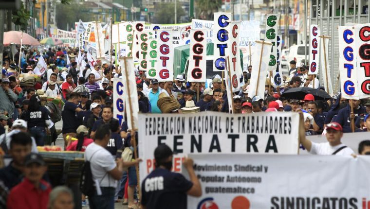 Organizaciones sindicales y representantes de diferentes colectivos sociales participaran este domingo en la marcha conmemorativa del Día de la Revolución del 20 de octubre de 1944. (Foto Prensa Libre: Hemeroteca)