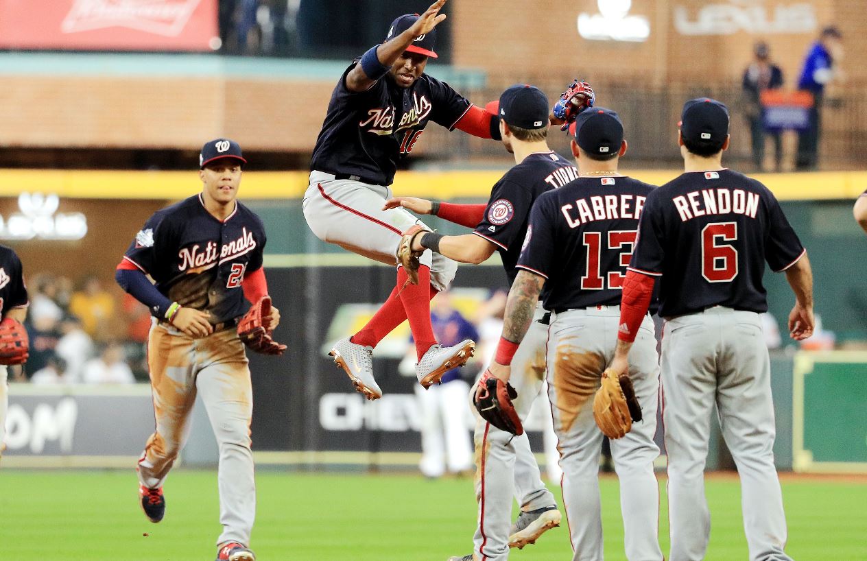 Los jugadores de los Nacionales festejan el triunfo contra los Astros. (Foto Prensa Libre: AFP).