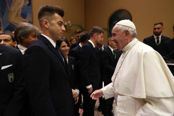 Los futbolistas italianos conversaron con el Papa sobre la visita reciente al hospital pediátrico Bambino Gesú de Roma. (Foto Prensa Libre: EFE)

