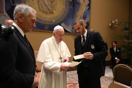 el futbolista Leonardo Bonucci le entregó una carta al papa Francisco. (Foto Prensa Libre: EFE)