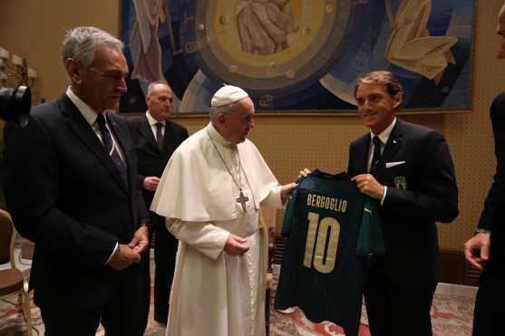 Roberto Mancini, entrenador de la selección italiana de futbol, entregó una camiseta al papa Francisco. (Foto Prensa Libre: EFE)