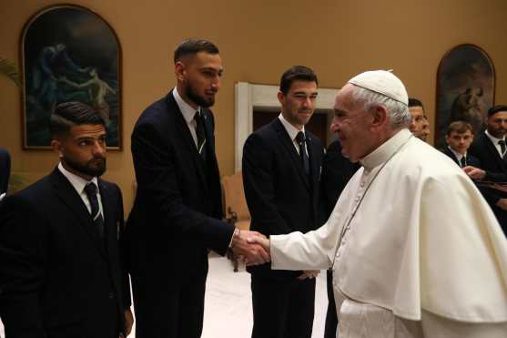 Todos los seleccionados saludaron al papa Francisco, quien les instó a continuar con la divulgación de buenas obras. (Foto Prensa Libre: EFE)