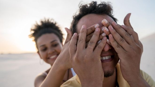 La investigación ha demostrado que tendemos a ver a nuestro compañero de manera más positiva de lo que realmente es. (GETTY IMAGES)