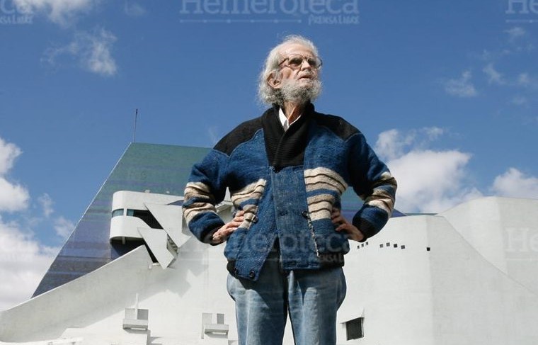 El maestro Efraín Recinos frente a su emblemática obra, el Centro Cultural Miguel Ángel Asturias. (Foto Prensa Libre: Hemeroteca PL).