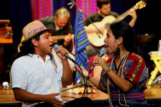 El cantautor Popti, de Xalbal,Ixcan, Alfonzo Rafael, acompañó a Sara Curruchich en el escenario e intepretaron "Entre la gente", un tema inspirado en las vivencias cotidianas de los pueblos indígenas. (Foto Prensa Libre: Keneth Cruz)