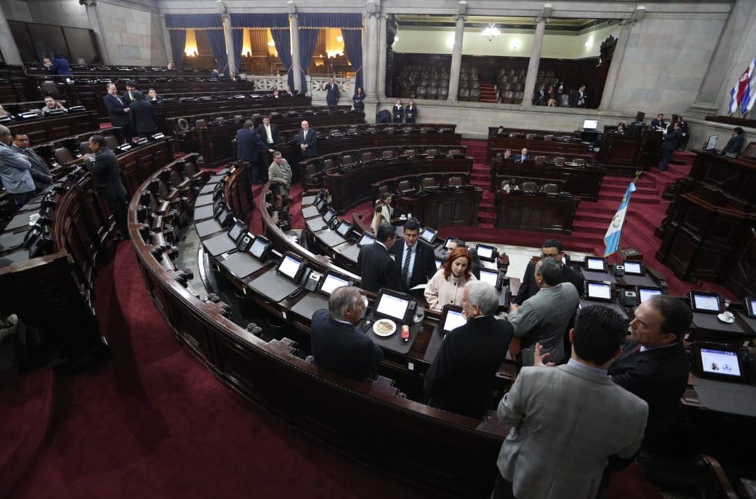 El presidente no logró el respaldo suficiente para mantener el estado de Sitio. (Foto Prensa Libre: Carlos Hernández)