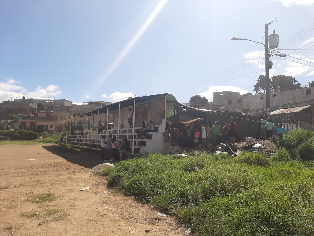 Debajo de las gradas de un campo de futbol, vecinos de Peronia improvisan un albergue. (Foto Prensa Libre: María René Barrientos).