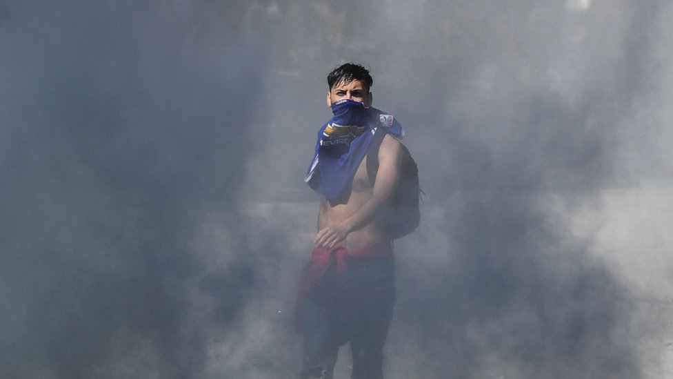 Algunos jóvenes chilenos protagonizaron episodios violentos en el marco de las protestas en el país.