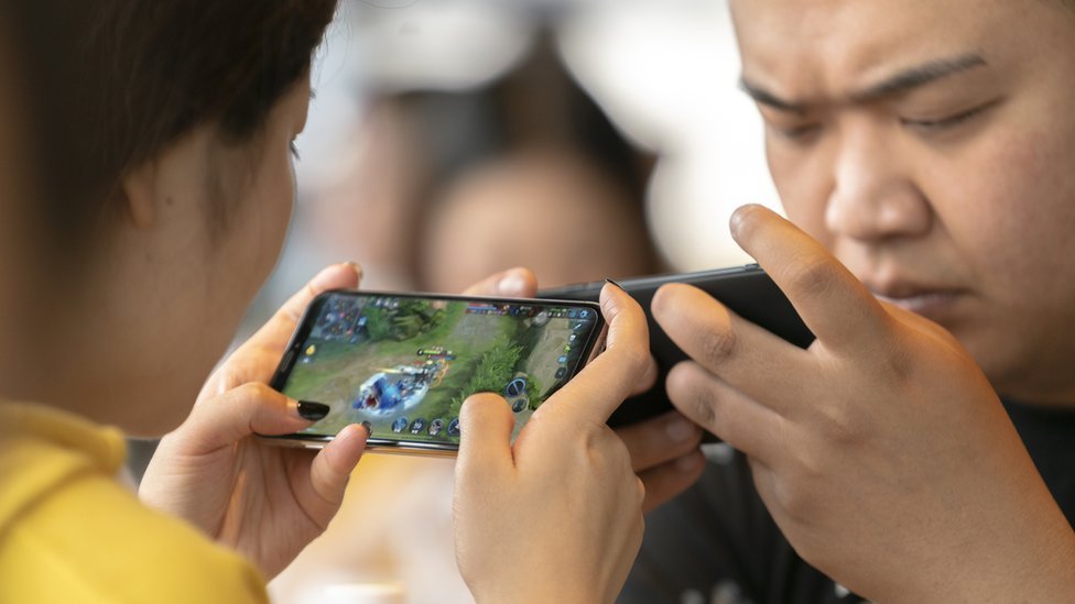 China comenzó a regular la industria de videojuegos para mitigar el aumento de la miopía en los niños.