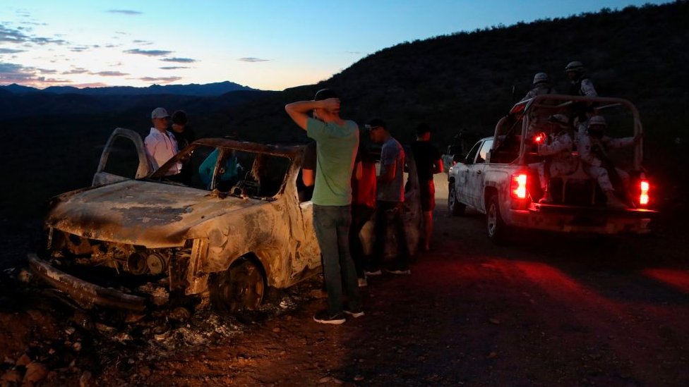 El presidente Trump ofreció la asistencia militar después de la matanza de nueve miembros de una comunidad religiosa en la localidad de Bavispe, estado de Sonora, México. El gobierno mexicano invitó al FBI a colaborarles con la investigación.