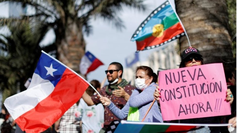 La formulación de una nueva Constitución ha sido una de las demandas de los manifestantes que han protestado desde hace 3 semanas.