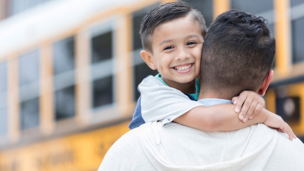 Varios antropólogos aseguran que nuestros antepasados, contrariamente a la creencia popular, no eran violentos con sus hijos y que solían mostrarles afecto físico. (Foto Prensa Libre: Getty Images)