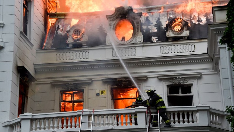 En una de las protestas, se terminó incendiando un edificio de la universidad Pedro de Valdivia, en Santiago.