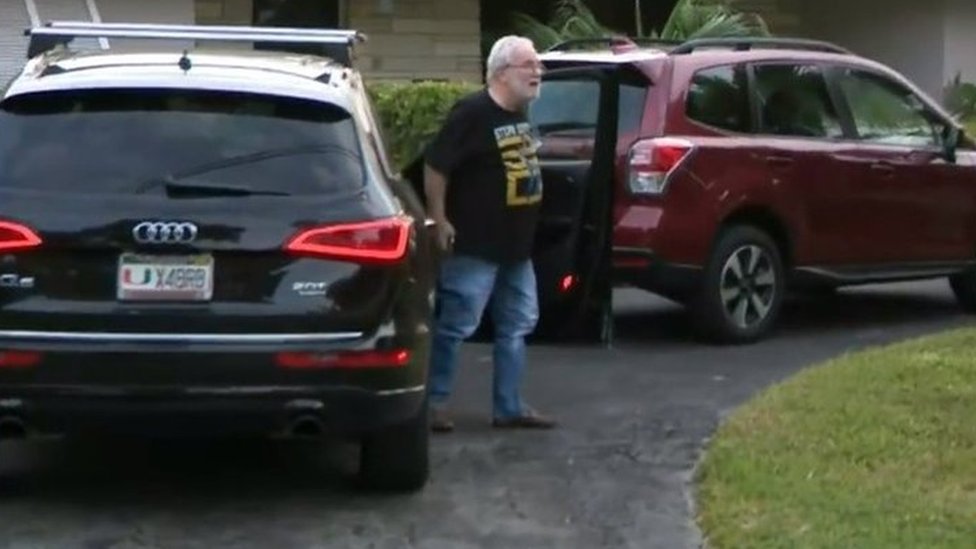 Bruce Bagley fue abordado por la prensa afuera de su casa tras conocerse de la acusación de lavado de dinero en su contra. (Foto Prensa Libre: CBS Miami)