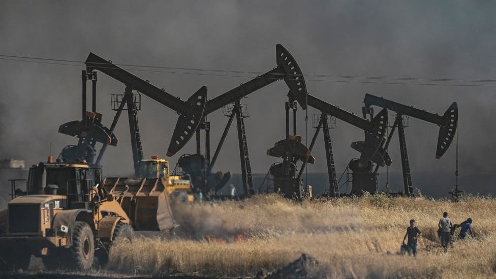 Cerca de 500 soldados estadounidenses permanecen en el norte de Siria para proteger las instalaciones petroleras del país.