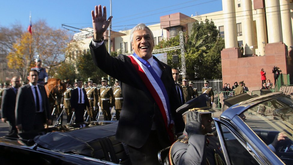 Tras el estallido social, entre otras medidas, Piñera anunció la intención de su gobierno de que se rebaje el sueldo de los parlamentarios. (Foto Prensa Libre: Getty Images)