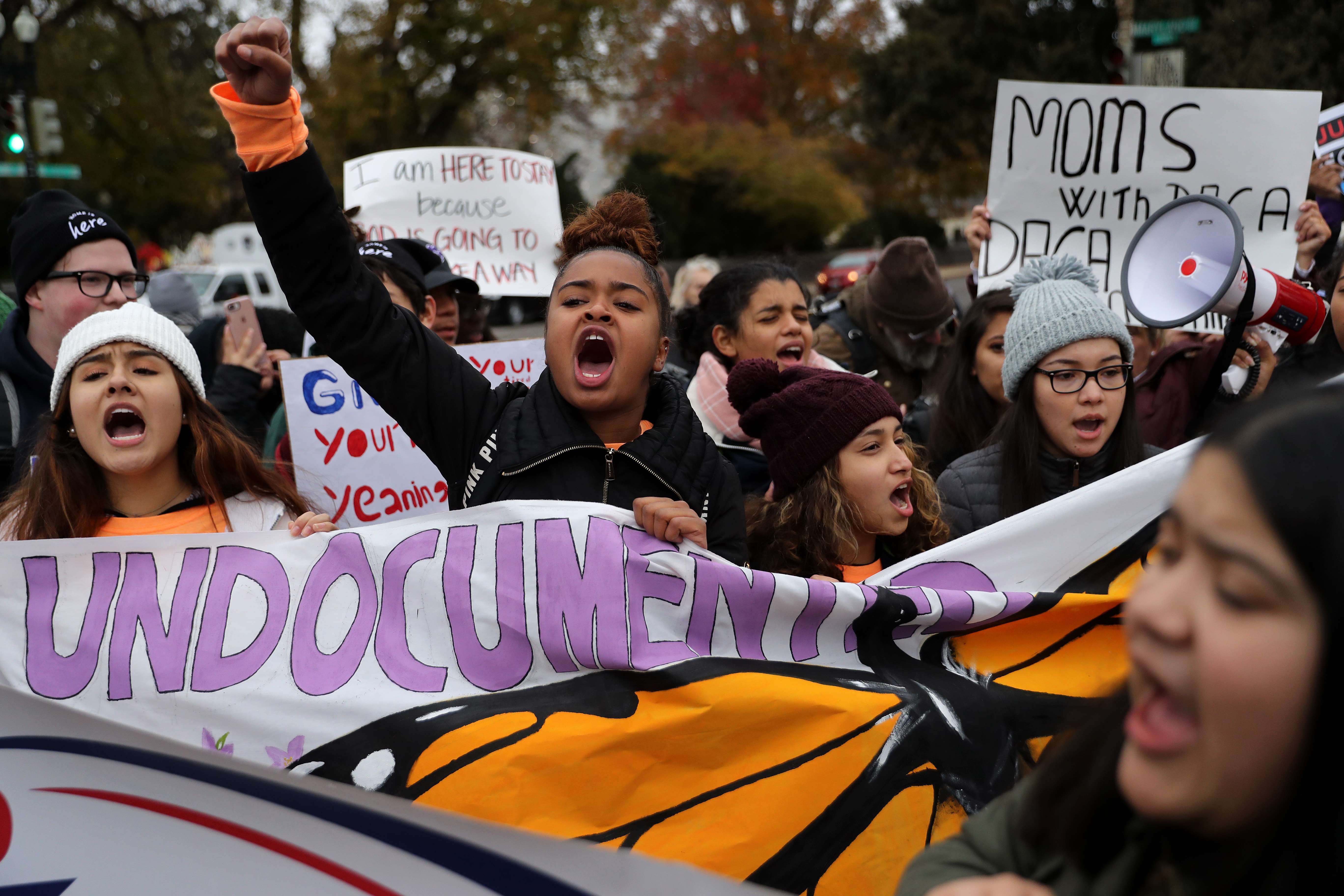 Jóvenes protestan fuera de la Corte Suprema en Washington, a la espera de la resolución de ese tribunal sobre Daca. (Foto Prensa Libre: AFP)