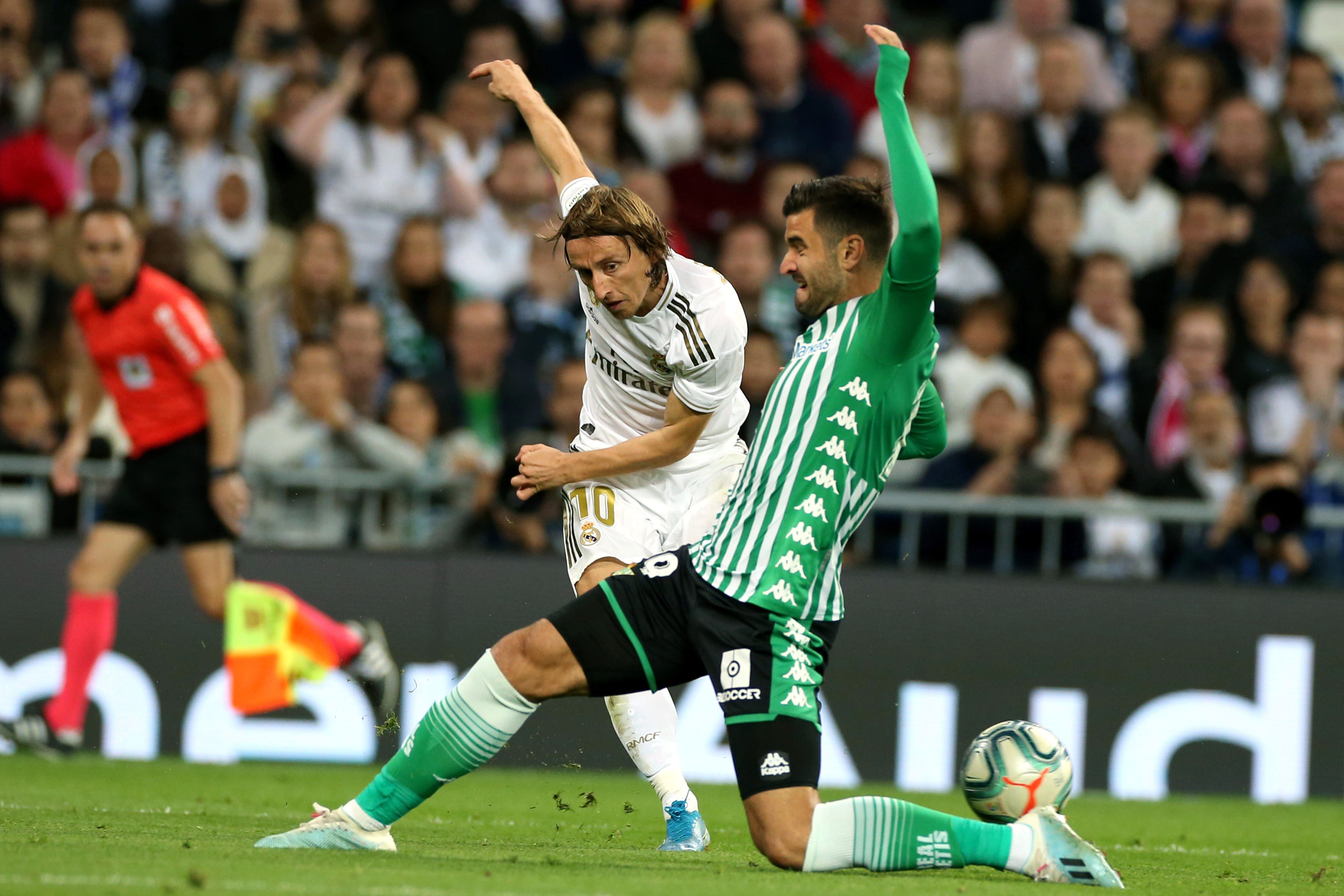  El defensa del Real Betis Antonio Barragán (d) lucha con el croata Luka Modric, del Real Madrid, durante el partido de la jornada 12 de LaLiga. (Foto Prensa Libre: )