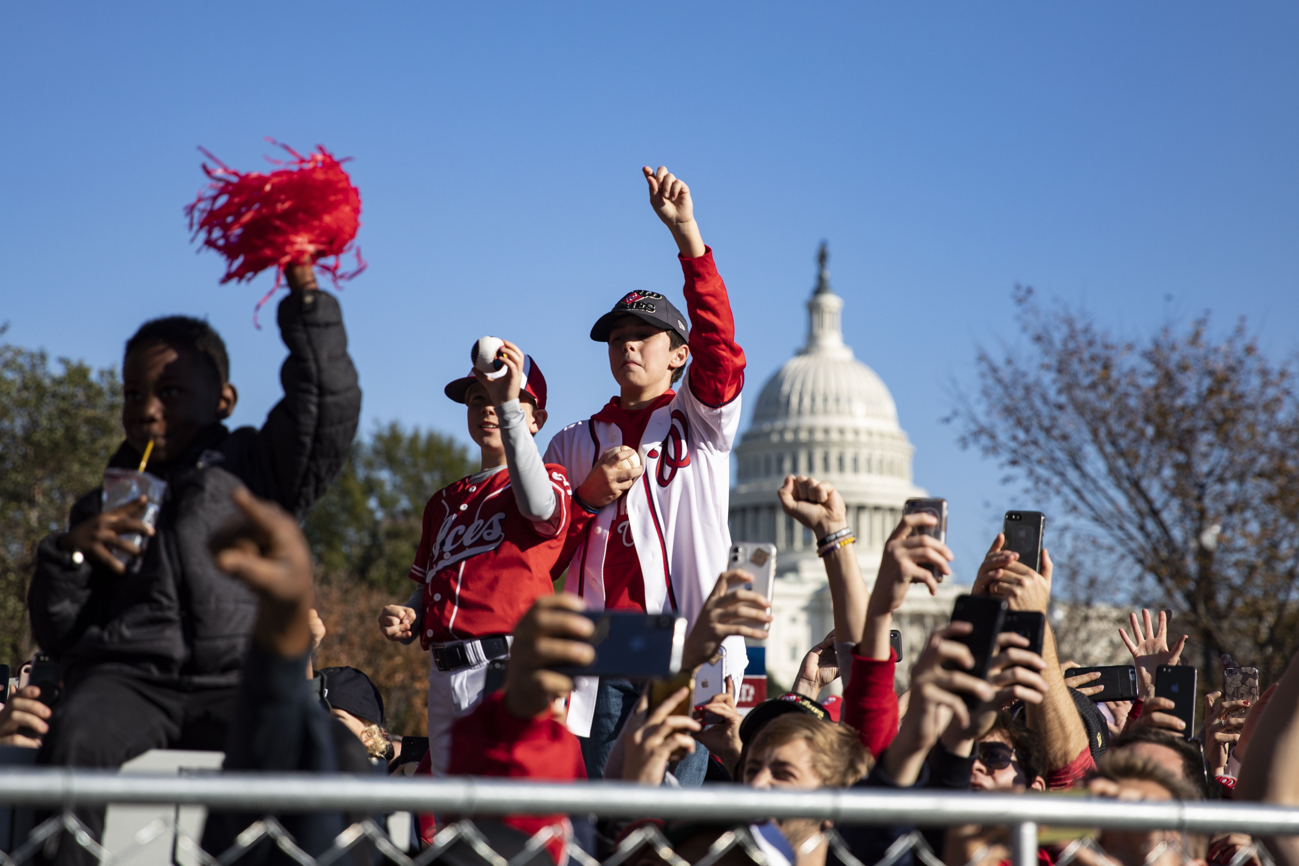 Los Washington Nationals fueron recibidos como grandes héroes por sus fanáticos. (Foto Prensa Libre: EFE) 