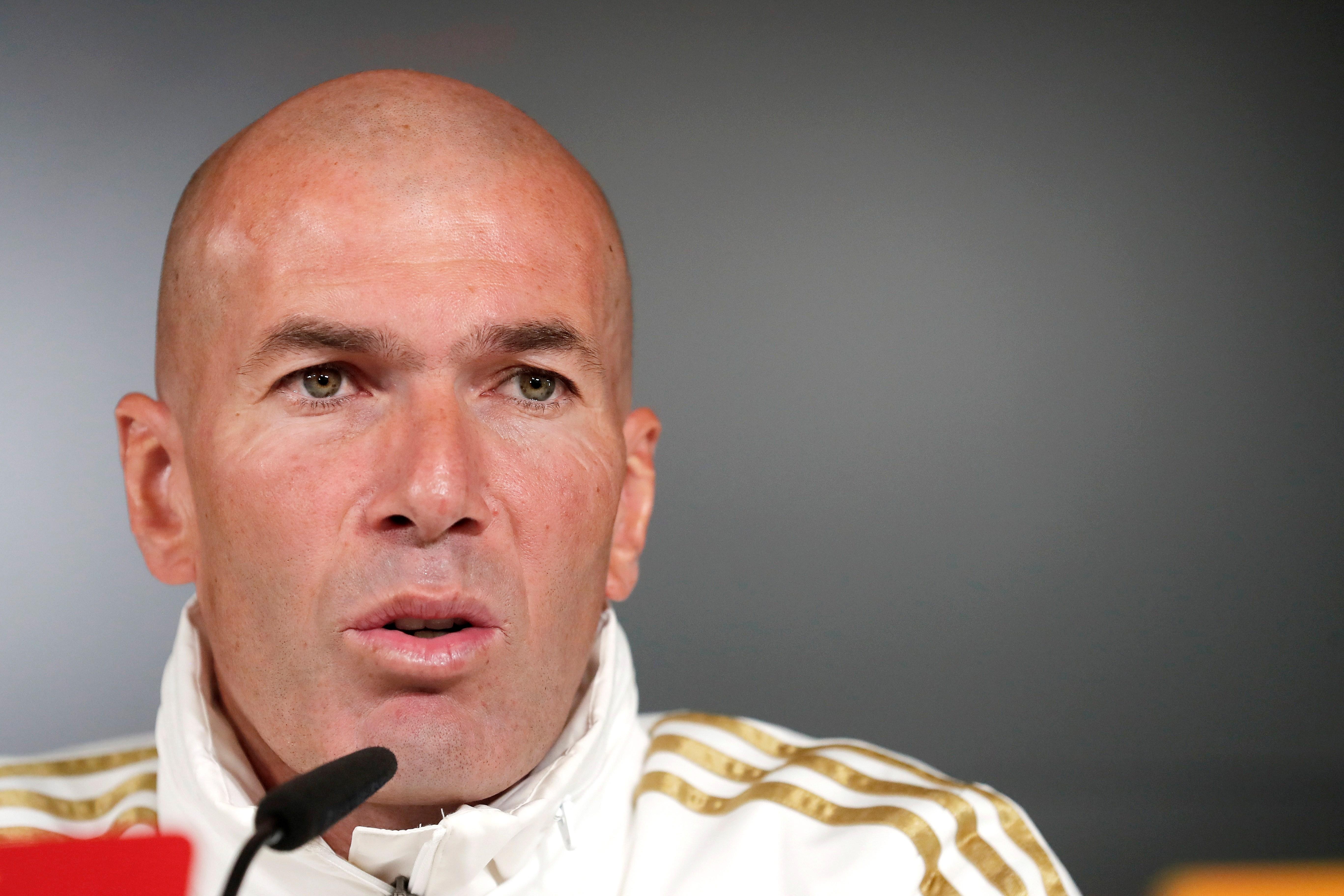 El técnico francés del Real Madrid, Zinedine Zidane, durante la rueda de prensa posterior al entrenamiento realizado este viernes en la Ciudad Deportiva de Valdebebas. (Foto Prensa Libre: EFE)