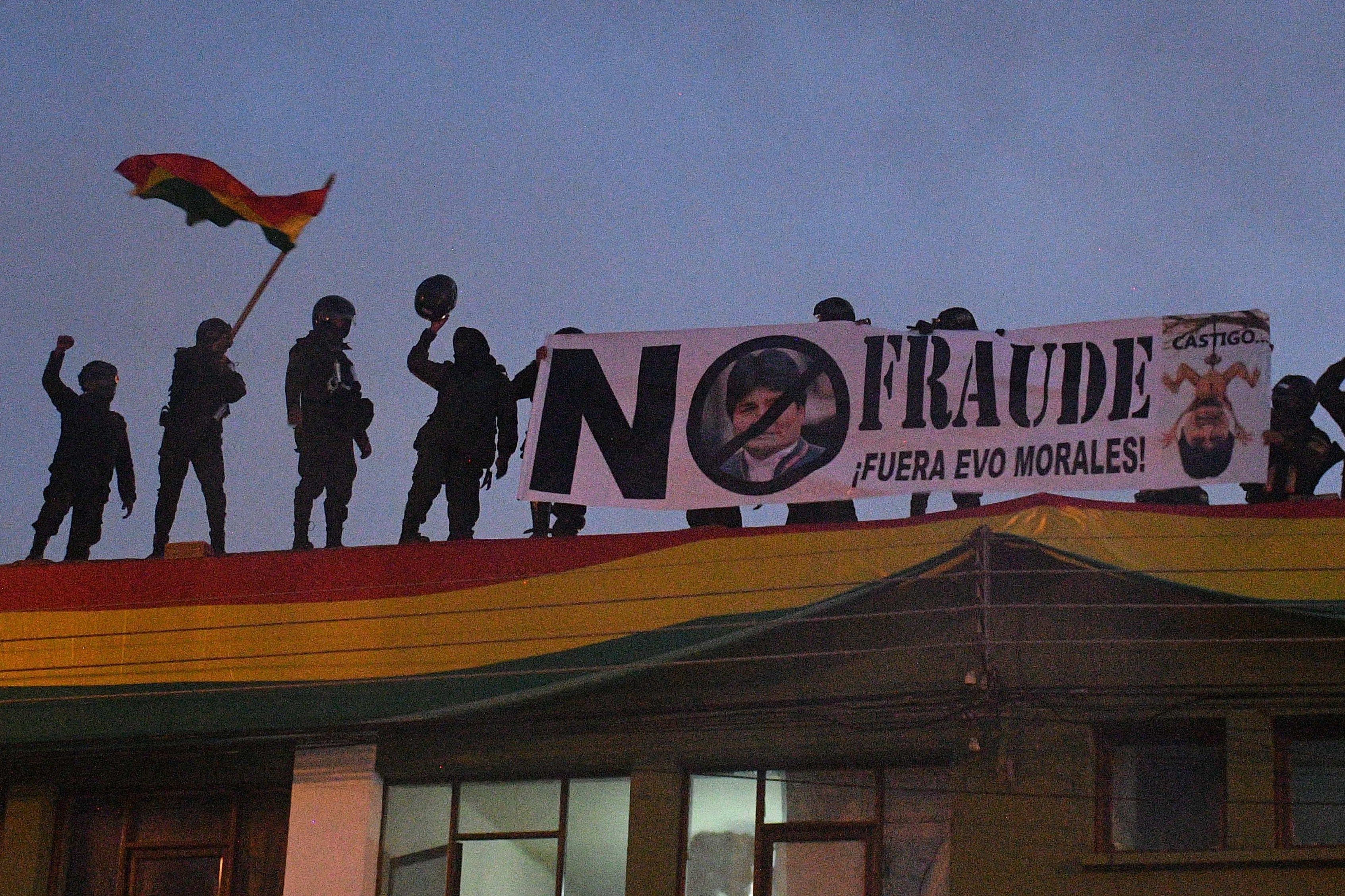 Un grupo de policías se amotinó este viernes en un cuartel de la ciudad boliviana de Cochabamba en protesta contra el Gobierno del presidente de Bolivia, Evo Morales. (Foto Prensa Libre: EFE)