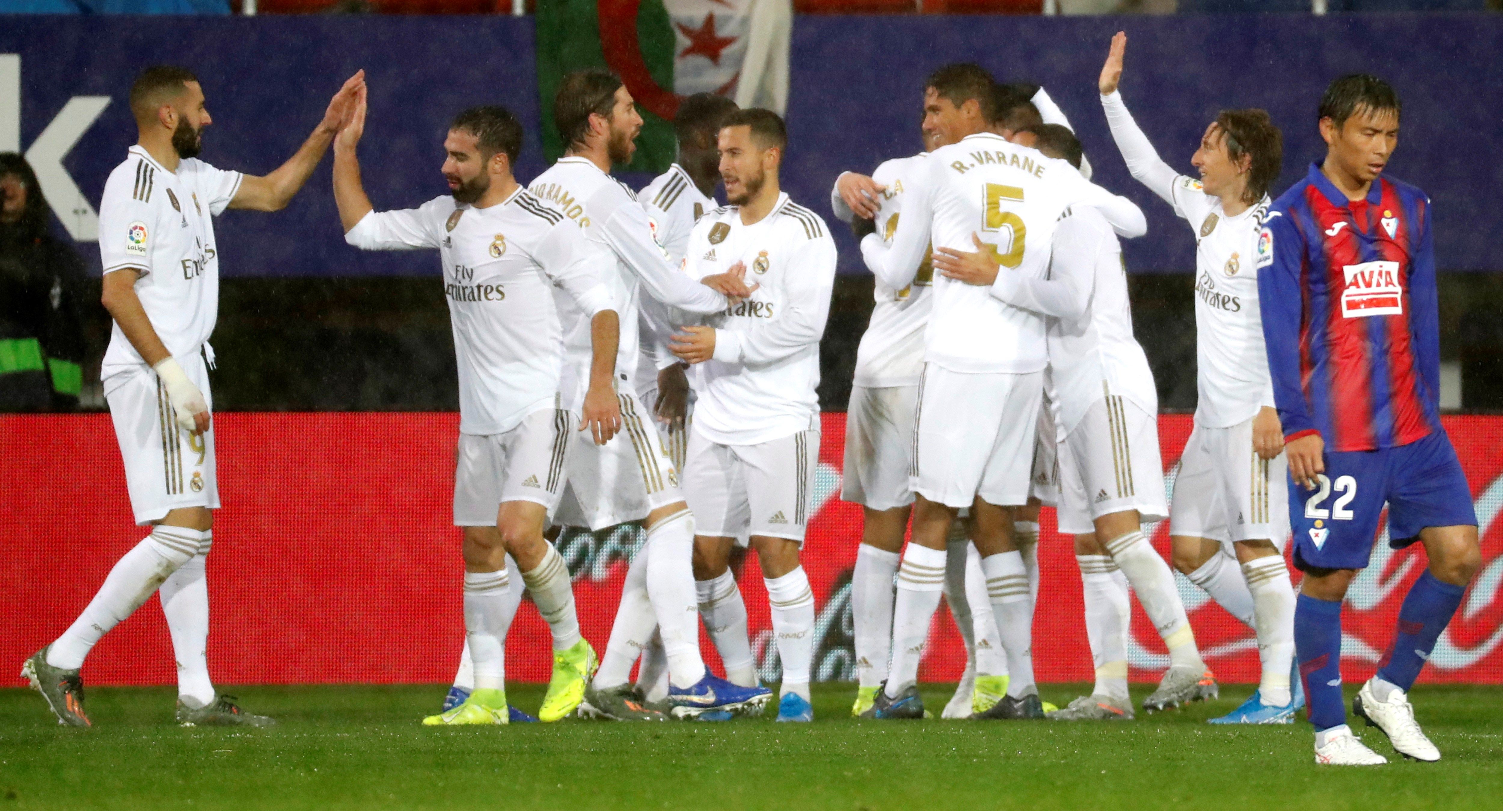 Los jugadores del Real Madrid celebran el gol del uruguayo Federico Valverde en el partido ante el Éibar. (Foto Prensa Libre: EFE)