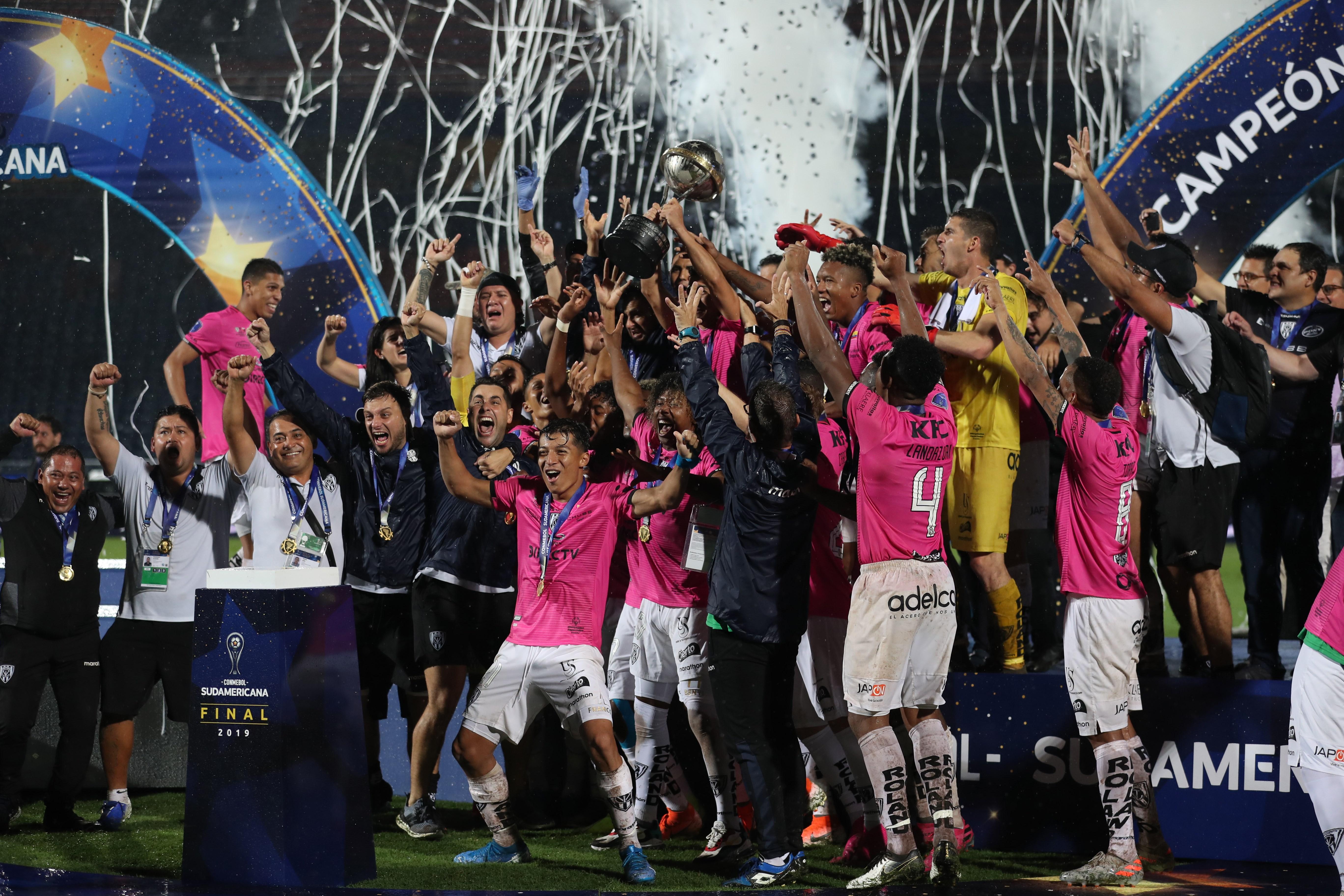 Jugadores de Independiente del Valle celebran con el trofeo tras ganar la Copa Sudamericana este sábado en el estadio La Nueva Olla en Asunción, Paraguay. Independiente venció a Club Atlético Colón. (Foto Prensa Libre:  EFE/Raúl Martínez)